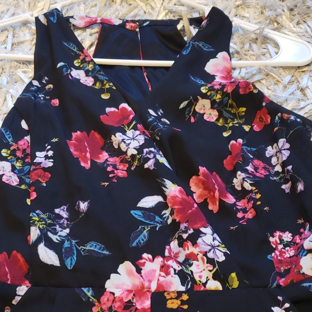 Beautiful flowy romper - Picture 4 of 4